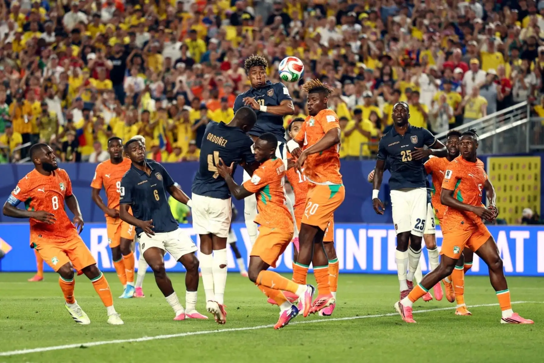 El delantero ecuatoriano Kevin Rodríguez, número 11, cabecea el balón durante el partido de fútbol del Grupo E del Mundial 2026 entre Costa de Marfil y Ecuador en el Estadio de Filadelfia, el 14 de junio de 2026. (Foto de CHARLY TRIBALLEAU / AFP)