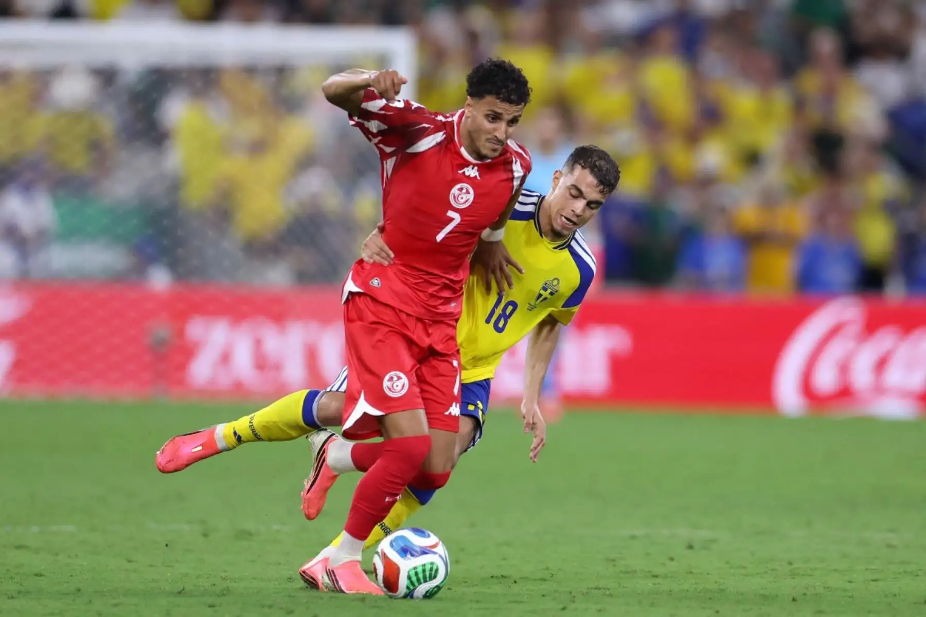 El delantero tunecino Elias Achouri (n.º 07) y el centrocampista sueco Yasin Ayari (n.º 18) luchan por el balón durante el partido de fútbol del Grupo F del Mundial 2026 entre Suecia y Túnez en el Estadio Monterrey de Guadalupe el 14 de junio de 2026. (Foto de Julio César Aguilar / AFP)
