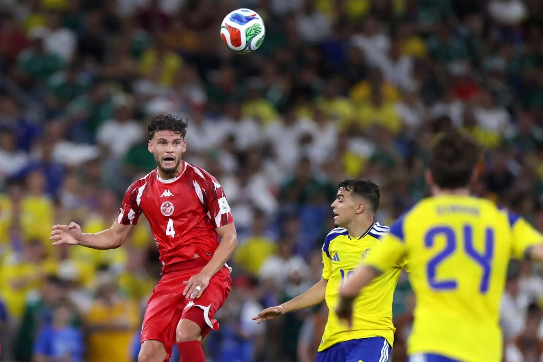 El defensa tunecino número 4, Omar Rekik, cabecea el balón durante el partido de fútbol del Grupo F del Mundial 2026 entre Suecia y Túnez en el Estadio Monterrey de Guadalupe el 14 de junio de 2026. (Foto de Julio César AGUILAR / AFP)