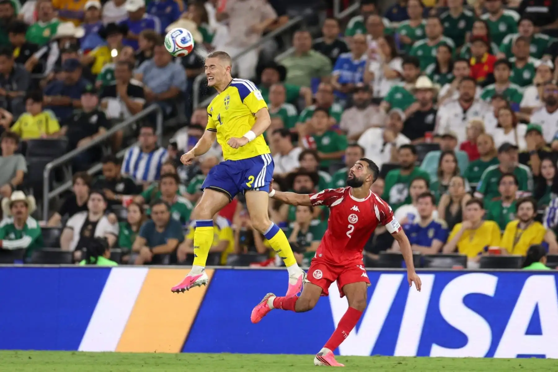 El defensa sueco número 02, Gustaf Lagerbielke, y el defensa tunecino número 02, Ali Abdi, luchan por el balón durante el partido de fútbol del Grupo F del Mundial 2026 entre Suecia y Túnez en el Estadio Monterrey de Guadalupe el 14 de junio de 2026. (Foto de Julio César AGUILAR / AFP)