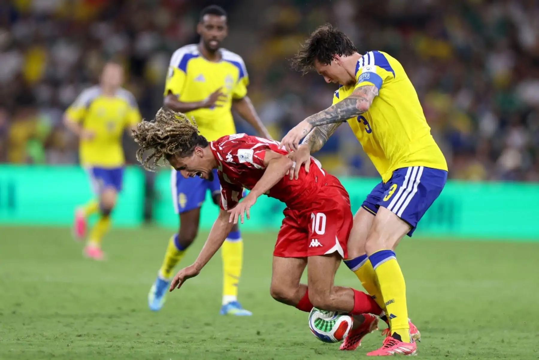 El centrocampista tunecino Hannibal Mejbri, con el número 10, recibe una falta del defensa sueco Victor Lindelof, con el número 3, durante el partido de fútbol del Grupo F del Mundial 2026 entre Suecia y Túnez en el Estadio Monterrey de Guadalupe, el 14 de junio de 2026. (Foto de Julio César AGUILAR / AFP)