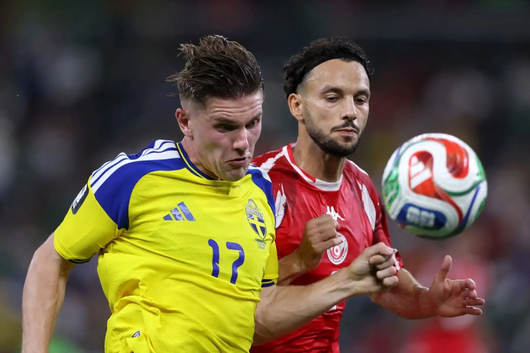 El delantero sueco número 17, Viktor Gyokeres, y el defensa tunecino número 03, Montassar Talbi, luchan por el balón durante el partido de fútbol del Grupo F de la Copa Mundial 2026 entre Suecia y Túnez en el Estadio Monterrey de Guadalupe el 14 de junio de 2026. (Foto de Julio César AGUILAR / AFP)