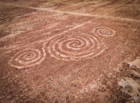 Triple Espiral era un símbolo prehispánico de más de mil años de antigüedad ubicado en la zona arqueológica Quebrada Santo Domingo. Este histórico geoglifo fue destruido por presuntos invasores del sitio arqueológico. ANDINA/Difusión