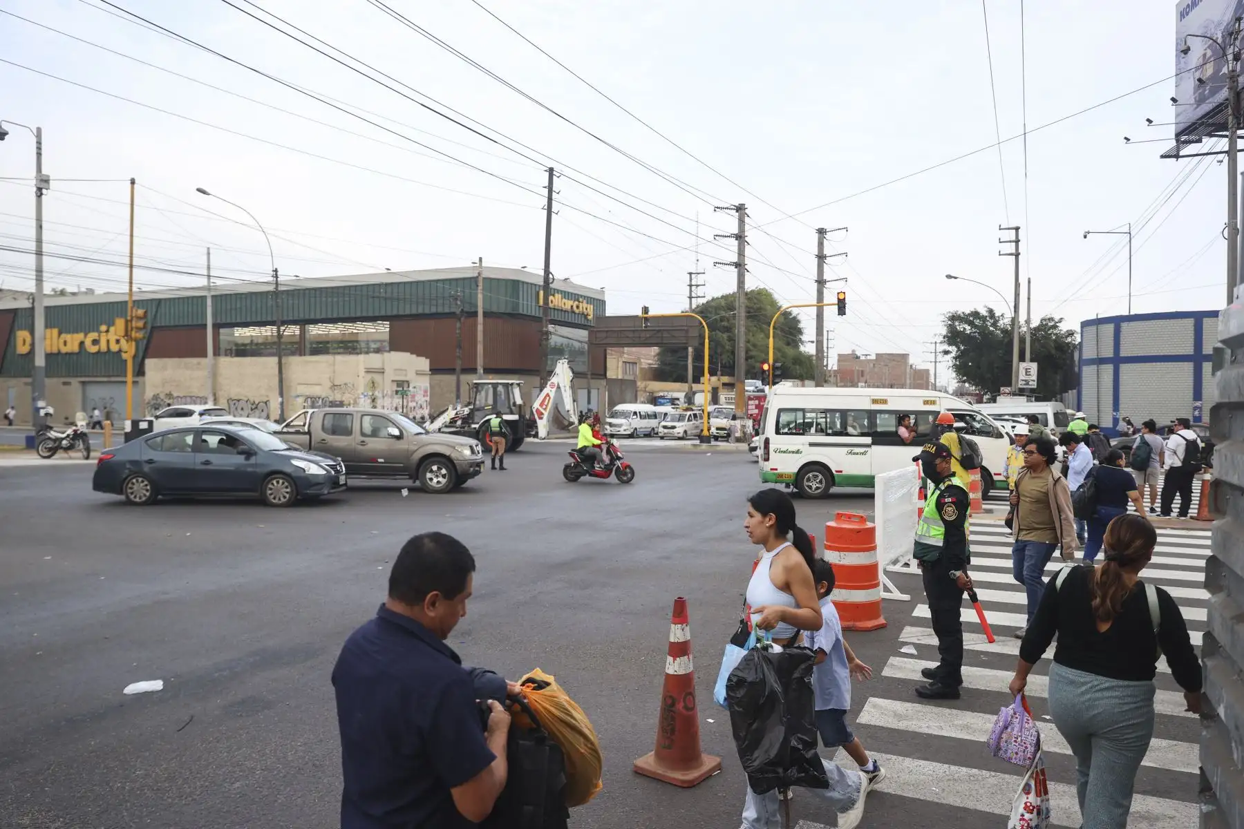 El domingo 14 de junio se inició el cierre parcial de un tramo de la avenida Elmer Faucett, en el Callao, debido al avance de las obras de la Línea 4 del Metro de Lima. La restricción vehicular afecta el sector ubicado desde la cuadra 2 de esta vía, a la altura de la avenida Argentina, en dirección al nuevo Aeropuerto Internacional Jorge Chávez. Foto: ANDINA/Jhonel Rodríguez Robles