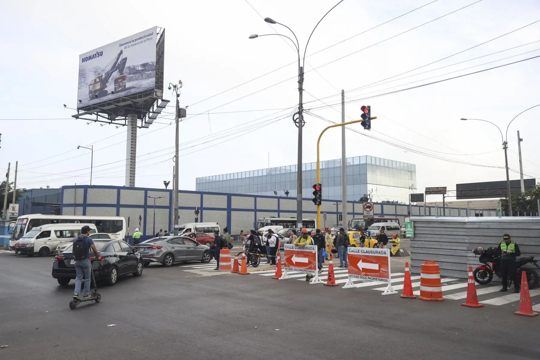 El domingo 14 de junio se inició el cierre parcial de un tramo de la avenida Elmer Faucett, en el Callao, debido al avance de las obras de la Línea 4 del Metro de Lima. La restricción vehicular afecta el sector ubicado desde la cuadra 2 de esta vía, a la altura de la avenida Argentina, en dirección al nuevo Aeropuerto Internacional Jorge Chávez. Foto: ANDINA/Jhonel Rodríguez Robles