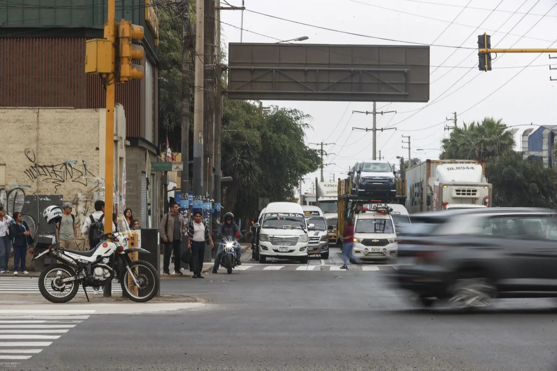 El domingo 14 de junio se inició el cierre parcial de un tramo de la avenida Elmer Faucett, en el Callao, debido al avance de las obras de la Línea 4 del Metro de Lima. La restricción vehicular afecta el sector ubicado desde la cuadra 2 de esta vía, a la altura de la avenida Argentina, en dirección al nuevo Aeropuerto Internacional Jorge Chávez. Foto: ANDINA/Jhonel Rodríguez Robles
