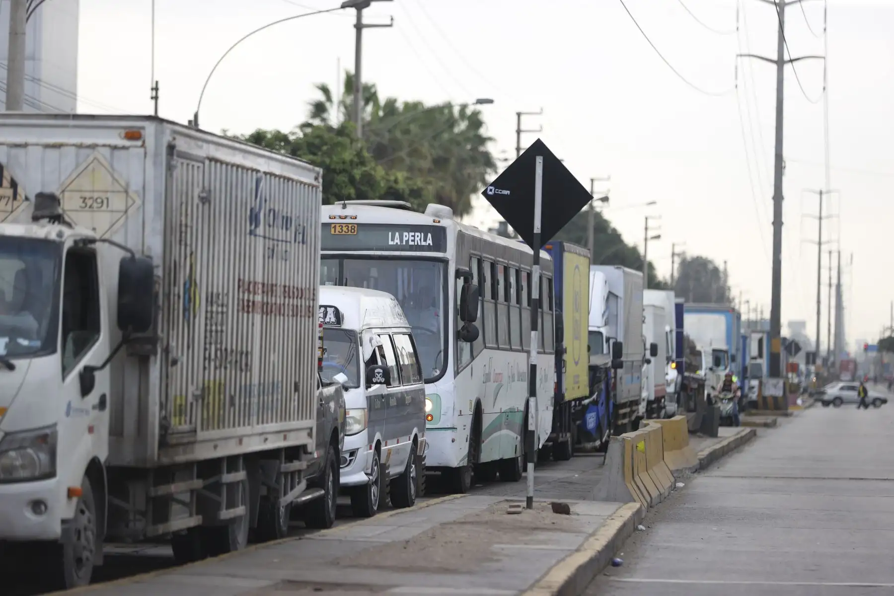 El domingo 14 de junio se inició el cierre parcial de un tramo de la avenida Elmer Faucett, en el Callao, debido al avance de las obras de la Línea 4 del Metro de Lima. La restricción vehicular afecta el sector ubicado desde la cuadra 2 de esta vía, a la altura de la avenida Argentina, en dirección al nuevo Aeropuerto Internacional Jorge Chávez. Foto: ANDINA/Jhonel Rodríguez Robles