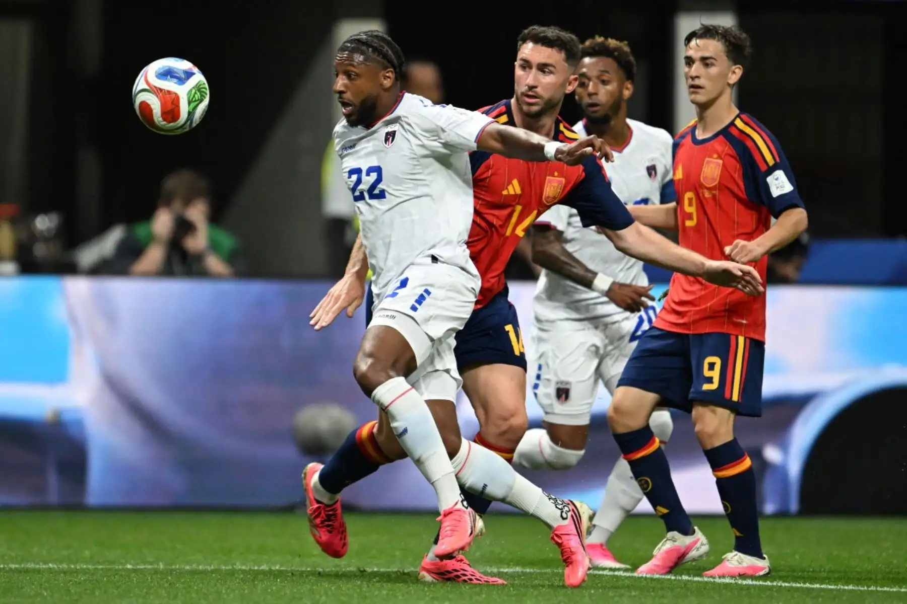 El defensa caboverdiano Steven Moreira controla el balón junto al defensa español Aymeric Laporte, durante el partido de fútbol del Grupo H del Mundial 2026 entre España y Cabo Verde en el Estadio de Atlanta. Foto: AFP