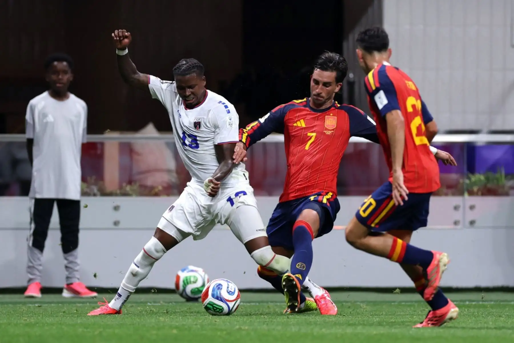 Sidny Lopes Cabral de Cabo Verde es desafiado por Ferran Torres de España durante el partido del Grupo H de la Copa Mundial de la FIFA 2026 entre España y Cabo Verde en el Estadio de Atlanta el 15 de junio de 2026 en Atlanta, Georgia. Foto: AFP