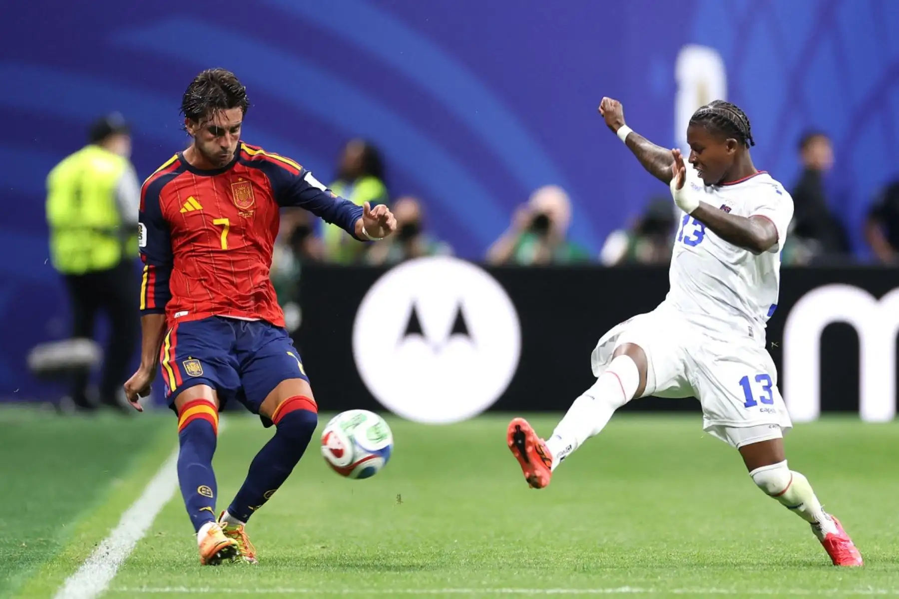 Ferran Torres, de España, pasa el balón bajo la presión de Sidny Lopes Cabral, de Cabo Verde, durante el partido del Grupo H de la Copa Mundial de la FIFA 2026 entre España y Cabo Verde en el Estadio de Atlanta el 15 de junio de 2026 en Atlanta, Georgia. Foto: AFP