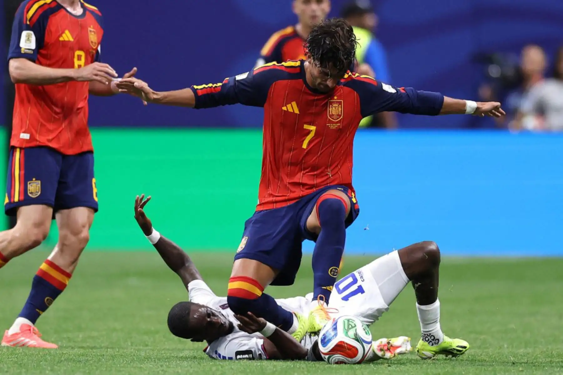 Ferran Torres de España es abordado por Jamiro Monteiro de Cabo Verde durante el partido del Grupo H de la Copa Mundial de la FIFA 2026 entre España y Cabo Verde en el estadio de Atlanta. Foto: AFP