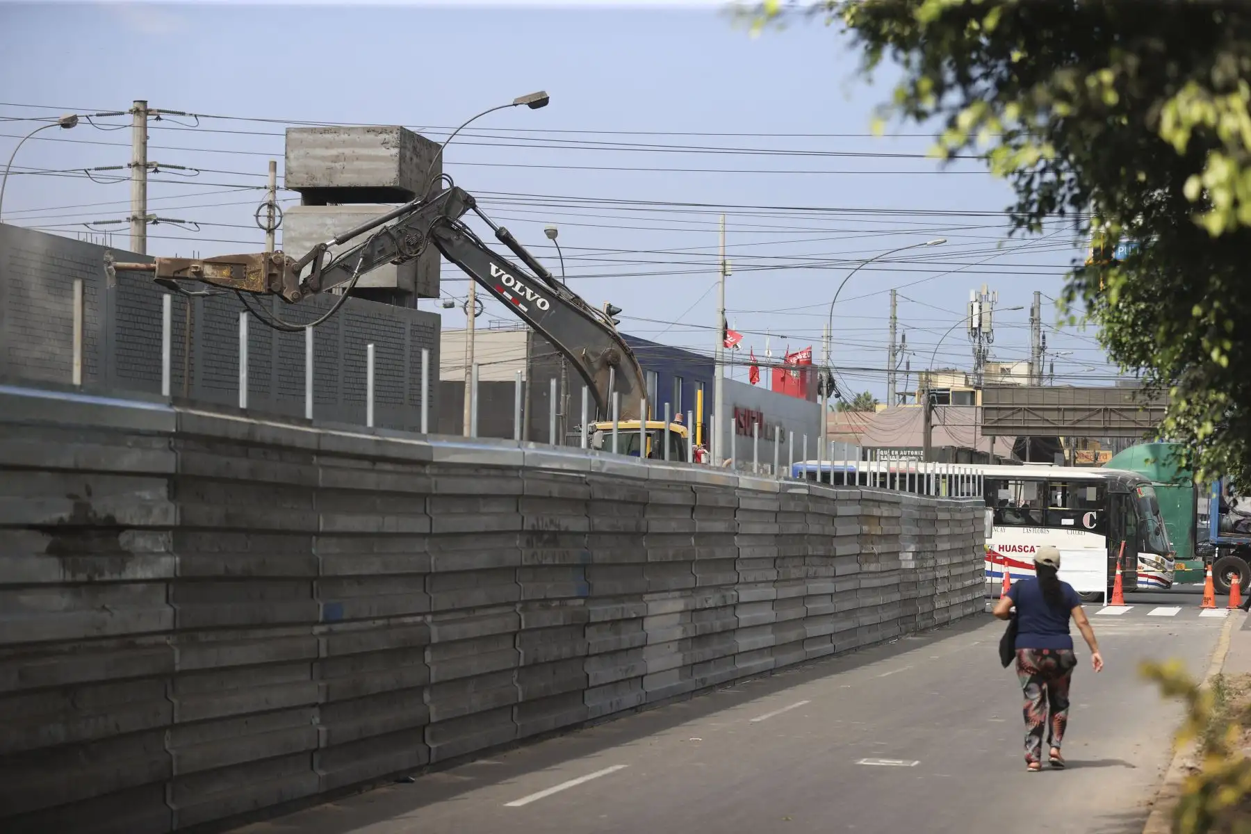 El domingo 14 de junio se inició el cierre parcial de un tramo de la avenida Elmer Faucett, en el Callao, debido al avance de las obras de la Línea 4 del Metro de Lima. La restricción vehicular afecta el sector ubicado desde la cuadra 2 de esta vía, a la altura de la avenida Argentina, en dirección al nuevo Aeropuerto Internacional Jorge Chávez. Foto: ANDINA/Jhonel Rodríguez Robles