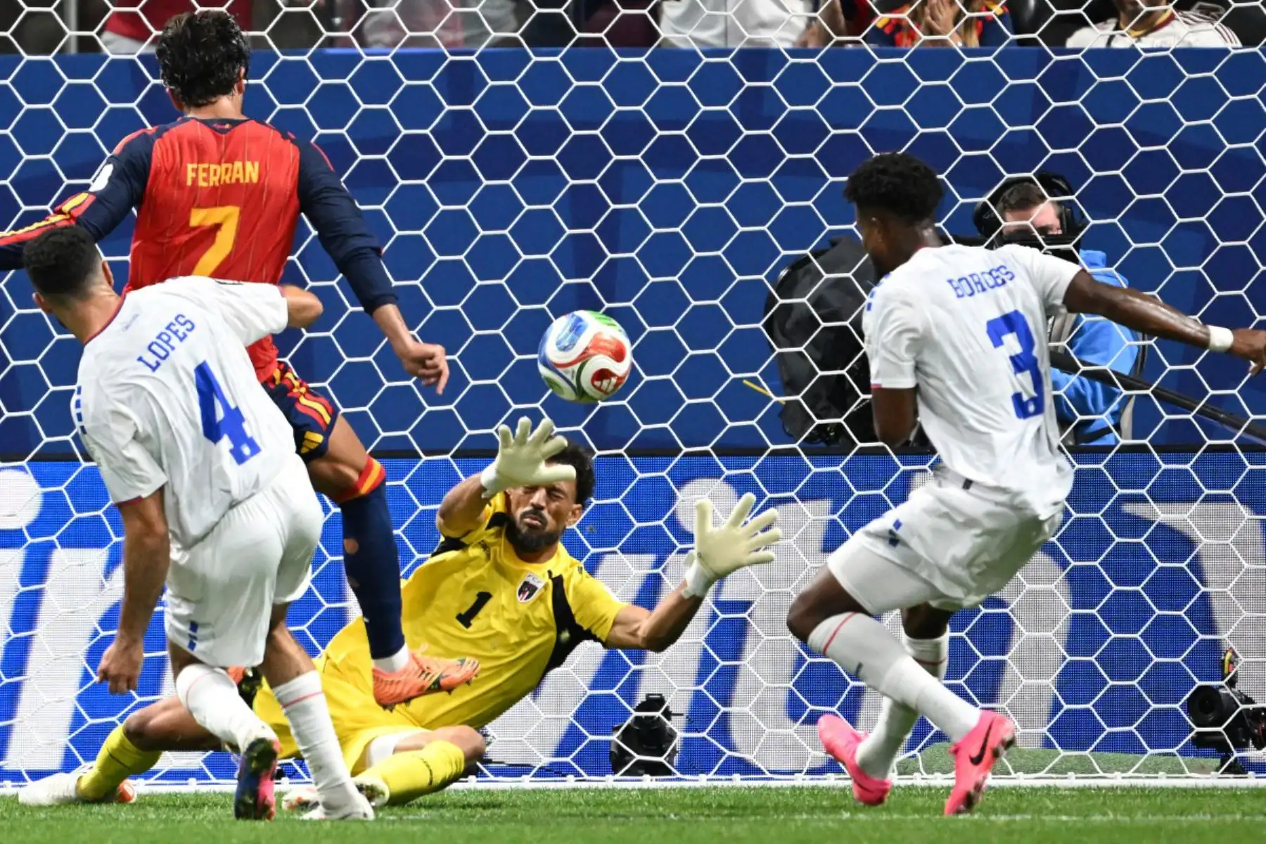 El guardameta de Cabo Verde, Vozinha, realiza una parada frente al delantero español Ferran Torres, durante el partido de fútbol del Grupo H del Mundial 2026 entre España y Cabo Verde en el Estadio de Atlanta. Foto: ANDINA/ AFP