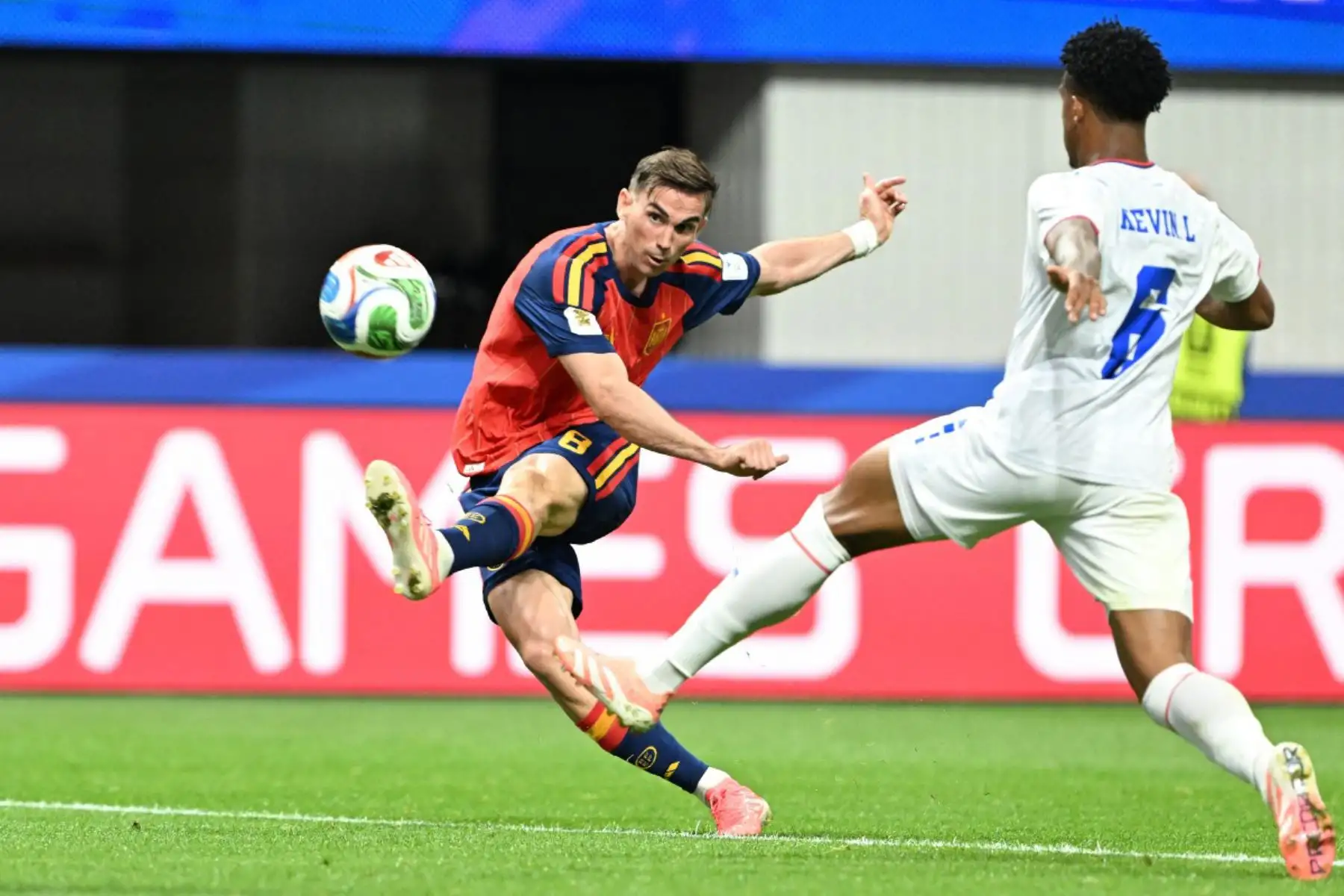 El centrocampista español Fabián Ruiz, dispara a puerta durante el partido de fútbol del Grupo H del Mundial 2026 entre España y Cabo Verde en el Atlanta Stadium de Atlanta. Foto: ANDINA/AFP