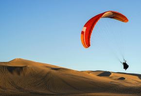 Los vuelos en parapente se ha convertido en una actividad de aventura que quieren practicar los turistas que visitan Ica. Desde el aire se aprecian impresionantes vistas de la laguna y de las inmensas dunas que rodean el oasis. Foto: Genry Bautista