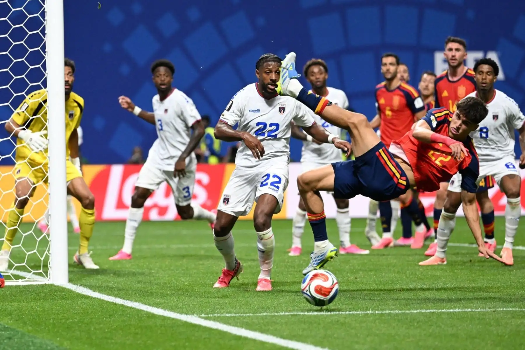 El defensa español Pau Cubarsi, falla al intentar controlar el balón durante el partido de fútbol del Grupo H del Mundial 2026 entre España y Cabo Verde, disputado en el Atlanta Stadium de Atlanta.  Foto: ANDINA/AFP