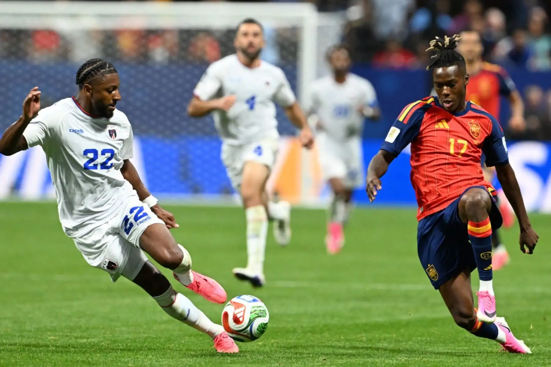 El defensa caboverdiano Steven Moreira, y el delantero español Nico Williams, luchan por el balón durante el partido de fútbol del Grupo H del Mundial 2026 entre España y Cabo Verde en el Estadio de Atlanta. Foto: ANDINA/ AFP