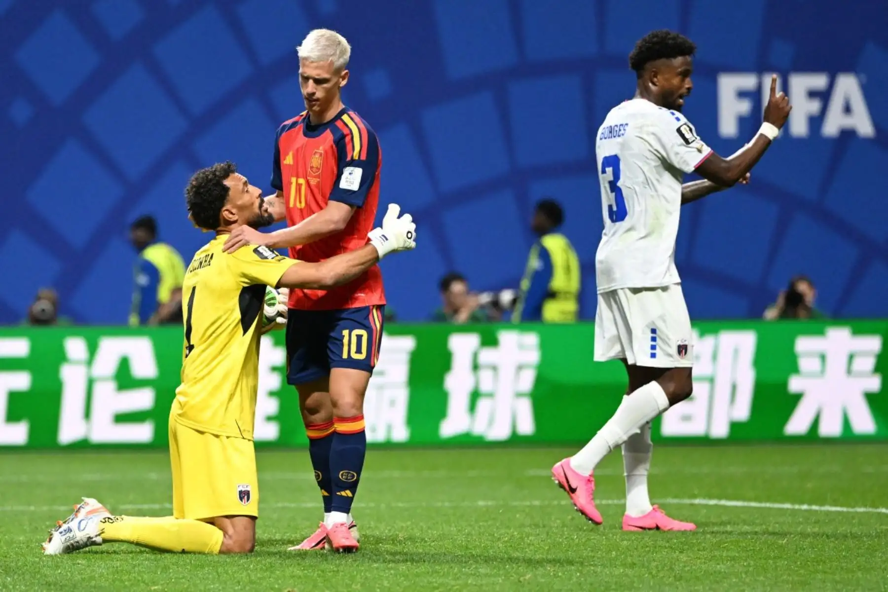 El portero de Cabo Verde, Vozinha, y el delantero español, Dani Olmo, se disculpan tras un contacto durante el partido de fútbol del Grupo H del Mundial 2026 entre España y Cabo Verde en el Estadio de Atlanta. Foto: ANDINA/AFP