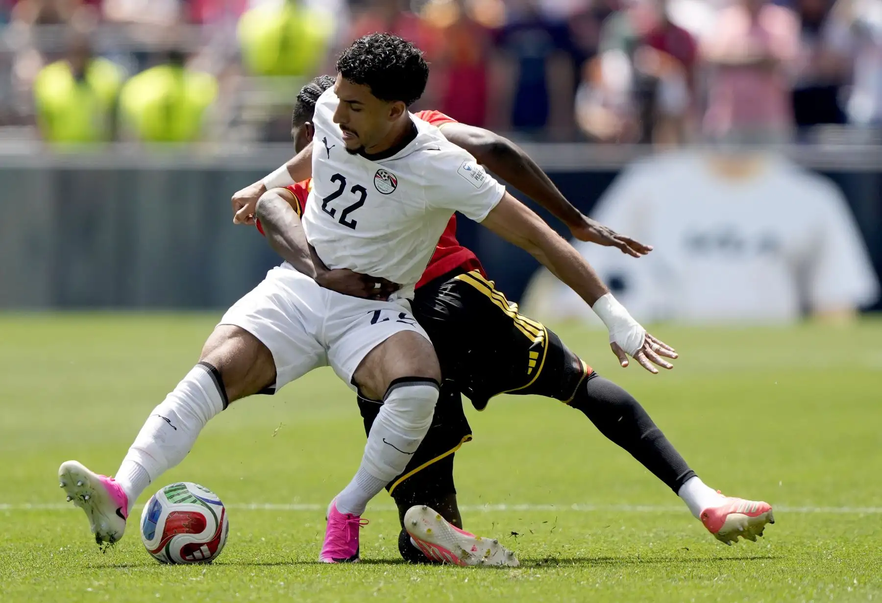 Amadou Onana de Bélgica en acción contra Omar Marmoush de Egipto durante el partido de la fase de grupos de la Copa Mundial de la FIFA 2026 entre Bélgica y Egipto. Foto: ANDINA/EFE