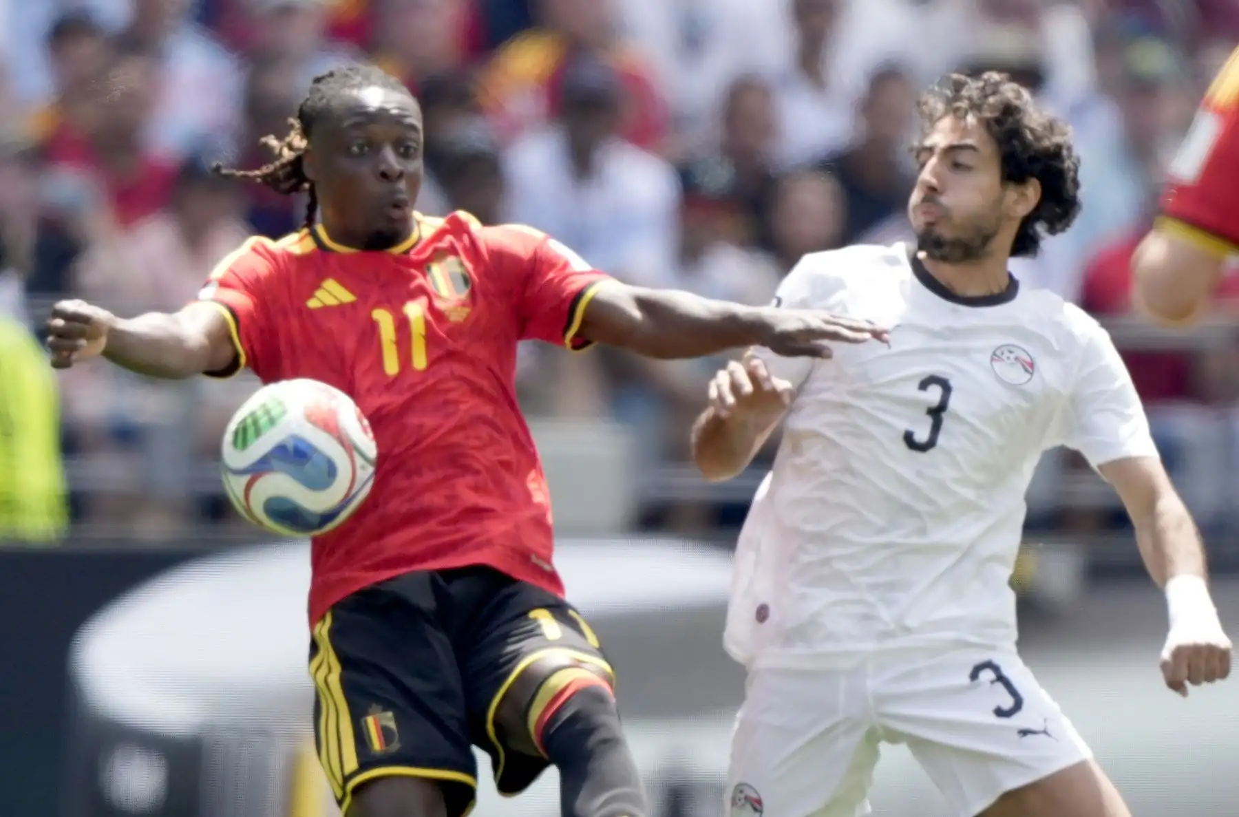 Jeremy Doku de Bélgica en acción contra Mohamed Hany de Egipto durante el partido de la fase de grupos de la Copa Mundial de la FIFA 2026 entre Bélgica y Egipto. Foto: ANDINA/ EFE