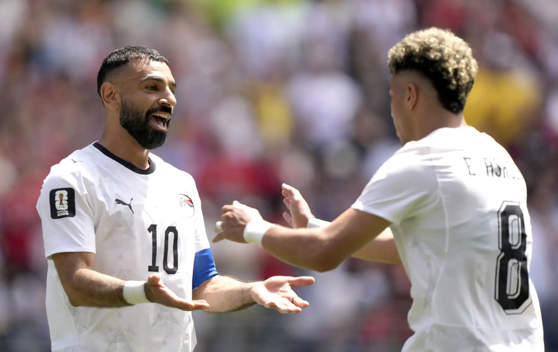 Emam Ashour de Egipto celebra con su compañero Mohamed Salah tras marcar el primer gol durante el partido de la fase de grupos de la Copa Mundial de la FIFA 2026 entre Bélgica y Egipto.
Foto: ANDINA/EFE