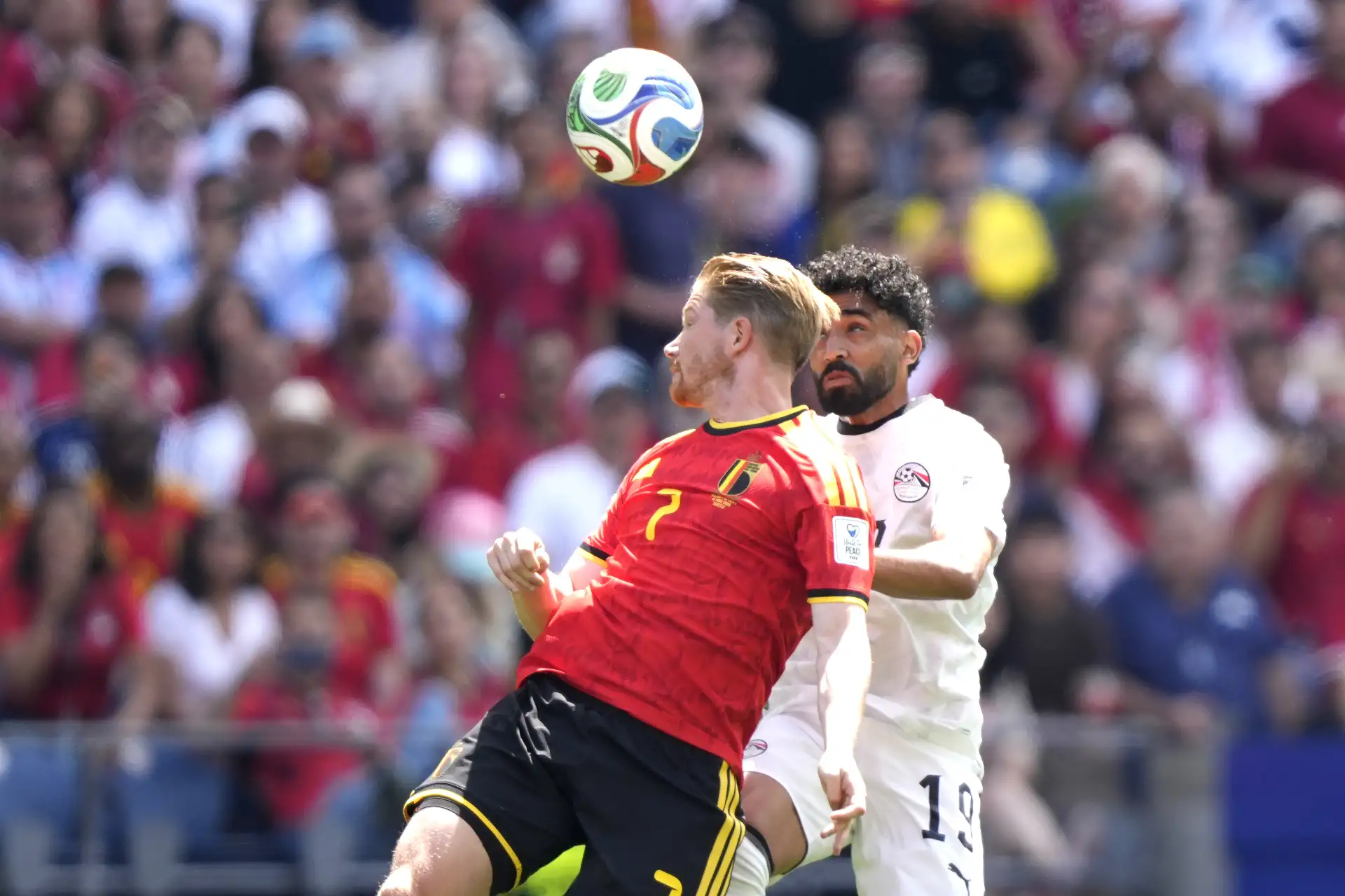 Kevin De Bruyne de Bélgica en acción contra Marawan Attia de Egipto durante el partido de la fase de grupos de la Copa Mundial de la FIFA 2026 entre Bélgica y Egipto, en Seattle, EE. UU. Foto: ANDINA/EFE