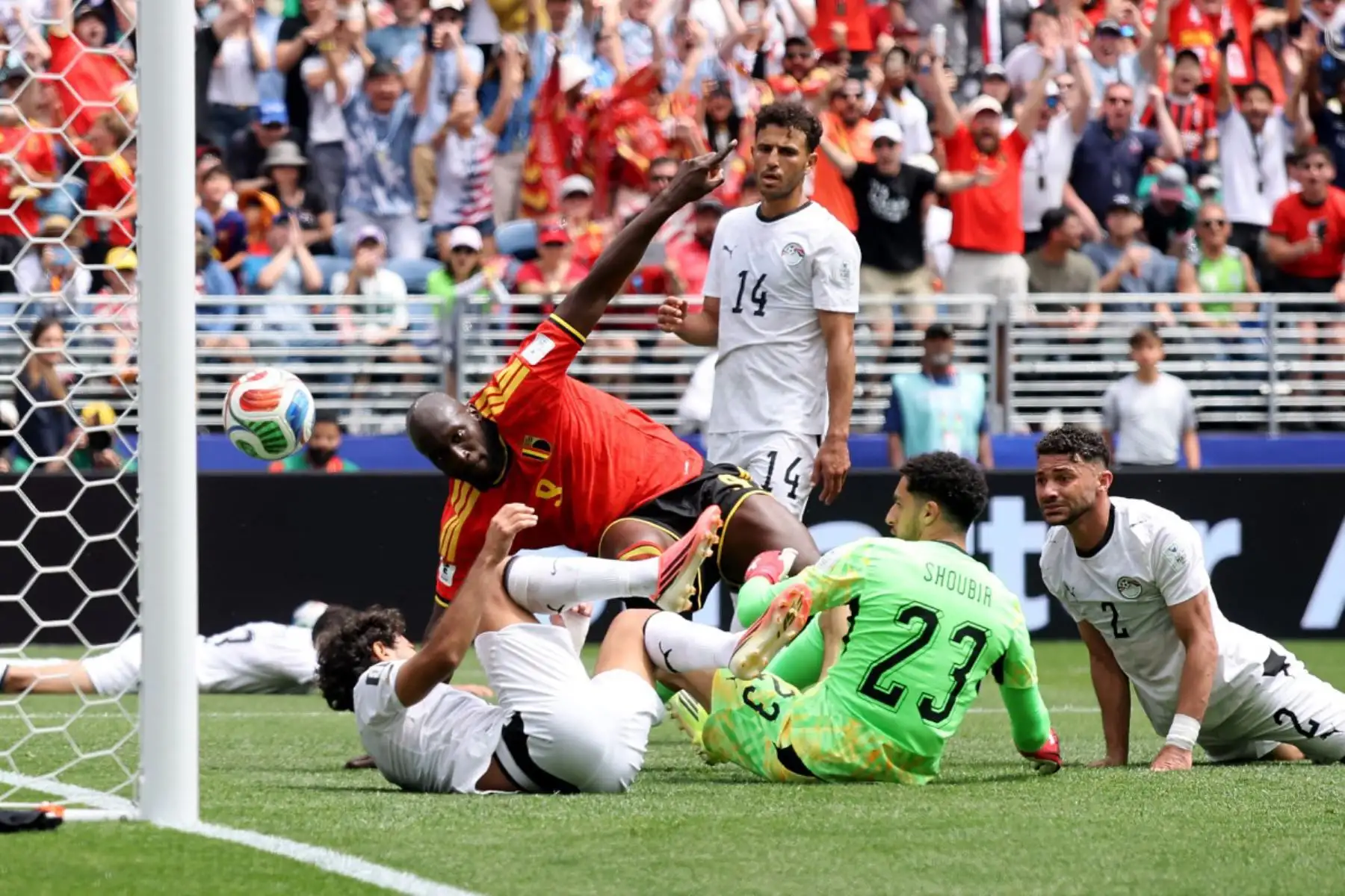Romelu Lukaku de Bélgica provoca un autogol de Mohamed Hany de Egipto durante el partido del Grupo G de la Copa Mundial de la FIFA 2026 entre Bélgica y Egipto en el Estadio de Seattle.  Foto: ANDINA/AFP