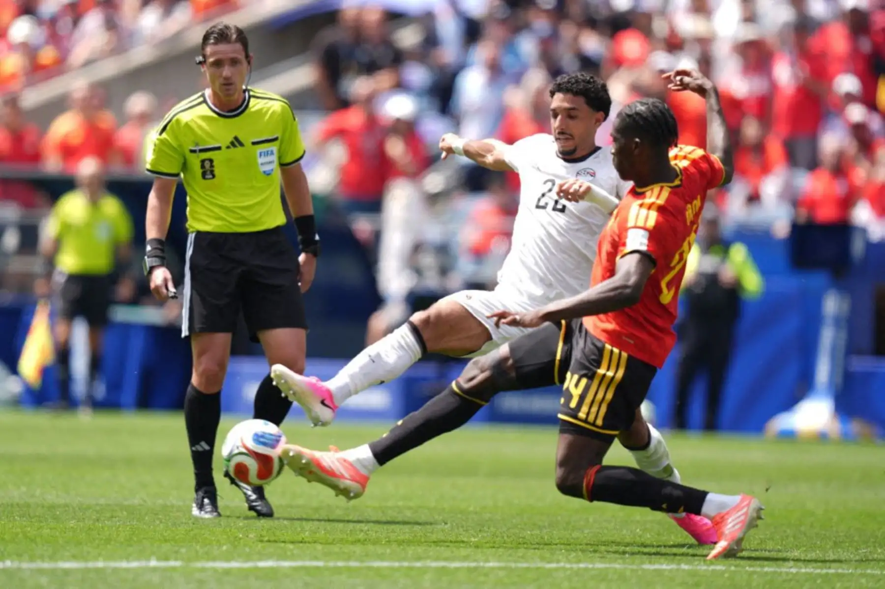 Amadou Onana de Bélgica en acción contra Omar Marmoush de Egipto durante el partido de la primera fase del Grupo G de la Copa Mundial de la FIFA 2026 entre Bélgica y Egipto en el Lumen Field (Estadio de Seattle) en Seattle, Washington.
Foto: ANDINA/AFP