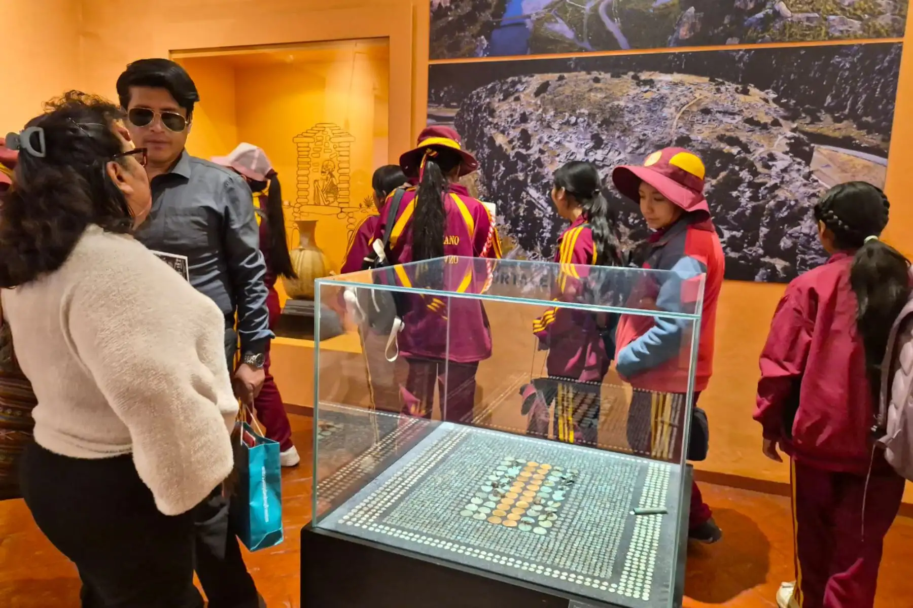 Cusqueños y turistas admiran los objetos líticos, cerámicos y metálicos hallados durante las investigaciones en el sitio arqueológico de T’aqrachullo, en una exposición temporal que se realiza en el museo de la Casa del Inca Garcilaso de La Vega, ubicado en el centro histórico de Cusco.
Foto: ANDINA/Percy Hurtado Santillán