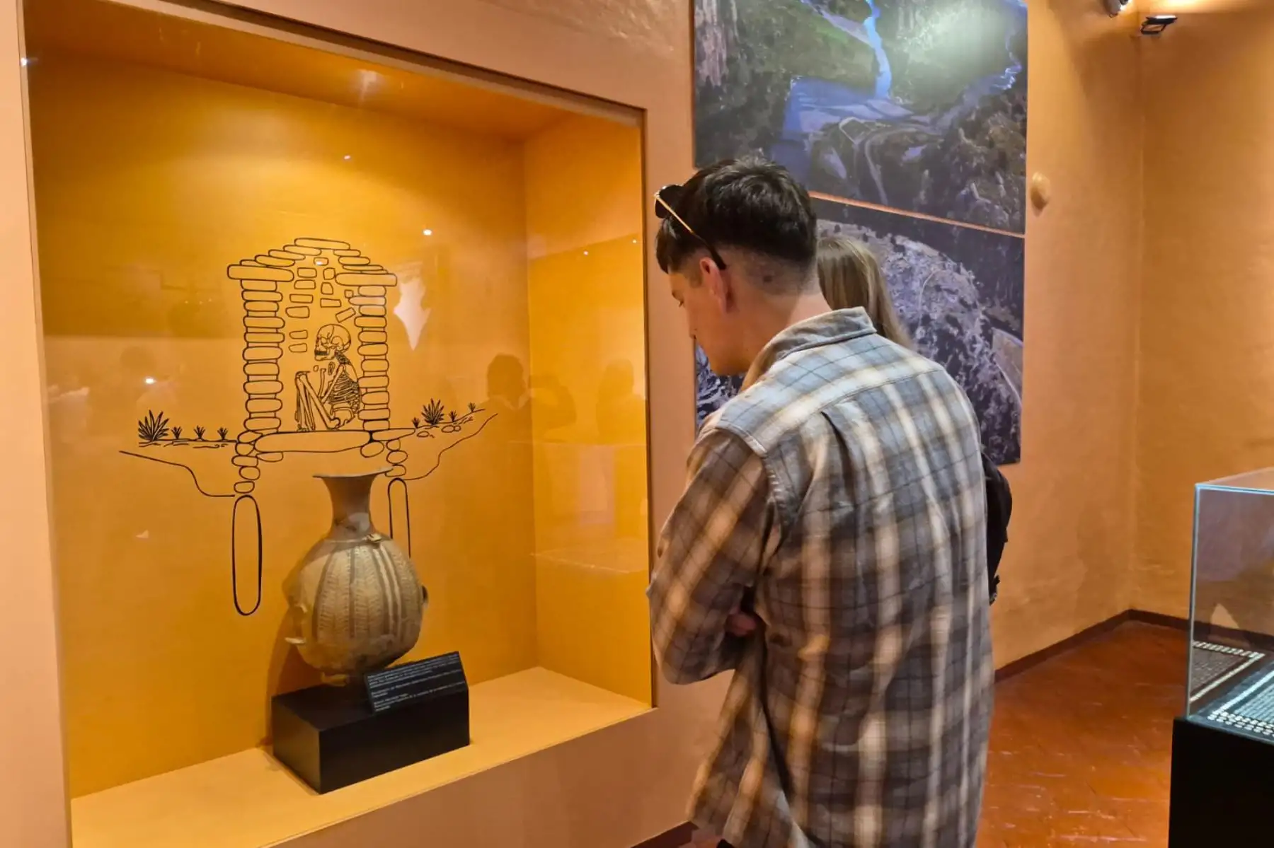 Cusqueños y turistas admiran los objetos líticos, cerámicos y metálicos hallados durante las investigaciones en el sitio arqueológico de T’aqrachullo, en una exposición temporal que se realiza en el museo de la Casa del Inca Garcilaso de La Vega, ubicado en el centro histórico de Cusco.
Foto: ANDINA/Percy Hurtado Santillán