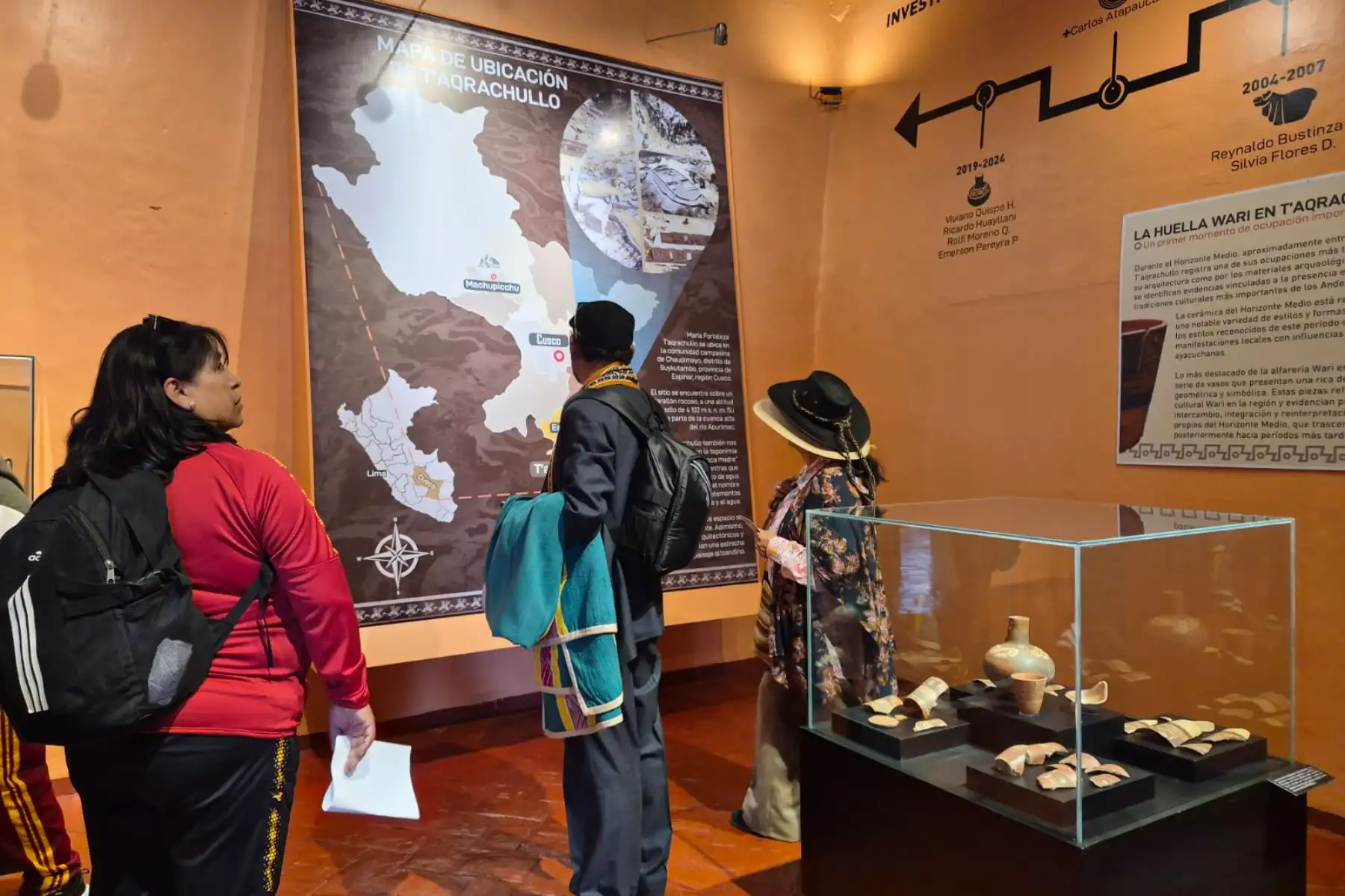Cusqueños y turistas admiran los objetos líticos, cerámicos y metálicos hallados durante las investigaciones en el sitio arqueológico de T’aqrachullo, en una exposición temporal que se realiza en el museo de la Casa del Inca Garcilaso de La Vega, ubicado en el centro histórico de Cusco.
Foto: ANDINA/Percy Hurtado Santillán