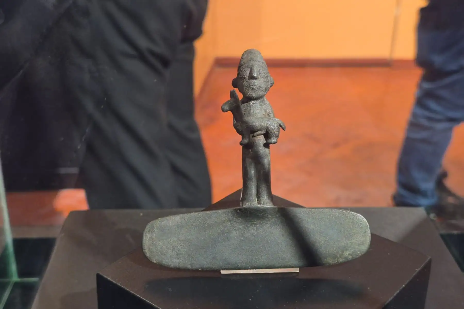 Cusqueños y turistas admiran los objetos líticos, cerámicos y metálicos hallados durante las investigaciones en el sitio arqueológico de T’aqrachullo, en una exposición temporal que se realiza en el museo de la Casa del Inca Garcilaso de La Vega, ubicado en el centro histórico de Cusco.
Foto: ANDINA/Percy Hurtado Santillán