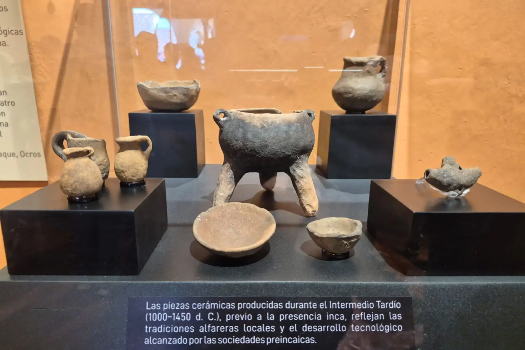 Cusqueños y turistas admiran los objetos líticos, cerámicos y metálicos hallados durante las investigaciones en el sitio arqueológico de T’aqrachullo, en una exposición temporal que se realiza en el museo de la Casa del Inca Garcilaso de La Vega, ubicado en el centro histórico de Cusco.
Foto: ANDINA/Percy Hurtado Santillán
