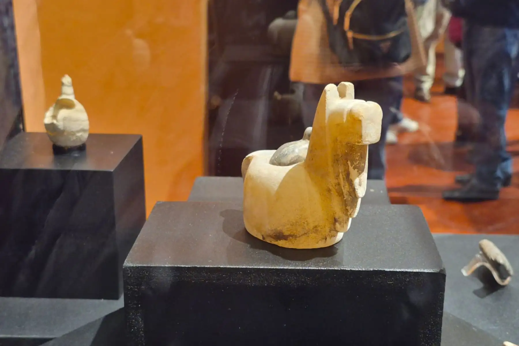 Cusqueños y turistas admiran los objetos líticos, cerámicos y metálicos hallados durante las investigaciones en el sitio arqueológico de T’aqrachullo, en una exposición temporal que se realiza en el museo de la Casa del Inca Garcilaso de La Vega, ubicado en el centro histórico de Cusco.
Foto: ANDINA/Percy Hurtado Santillán