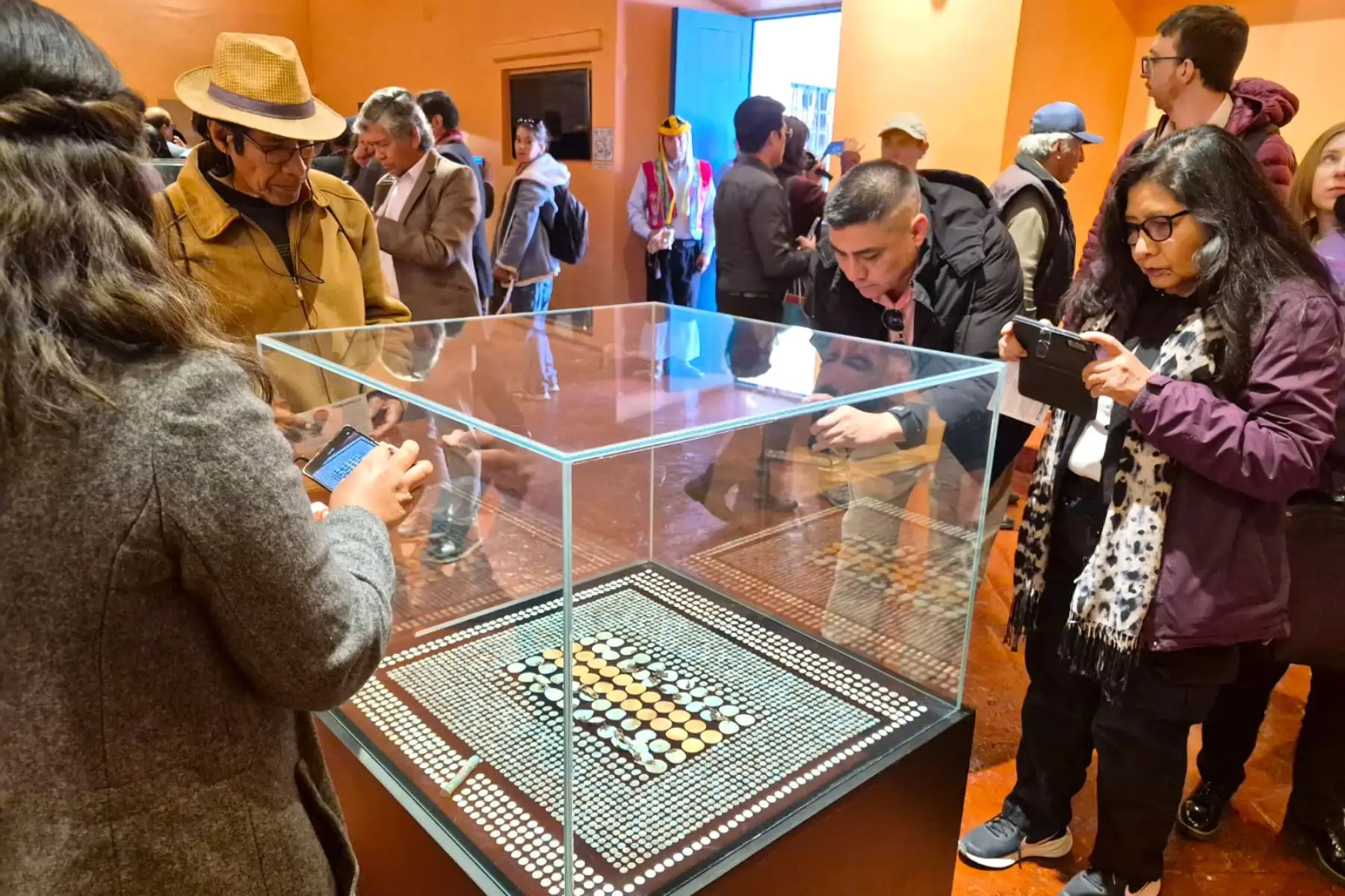 Cusqueños y turistas admiran los objetos líticos, cerámicos y metálicos hallados durante las investigaciones en el sitio arqueológico de T’aqrachullo, en una exposición temporal que se realiza en el museo de la Casa del Inca Garcilaso de La Vega, ubicado en el centro histórico de Cusco.
Foto: ANDINA/Percy Hurtado Santillán