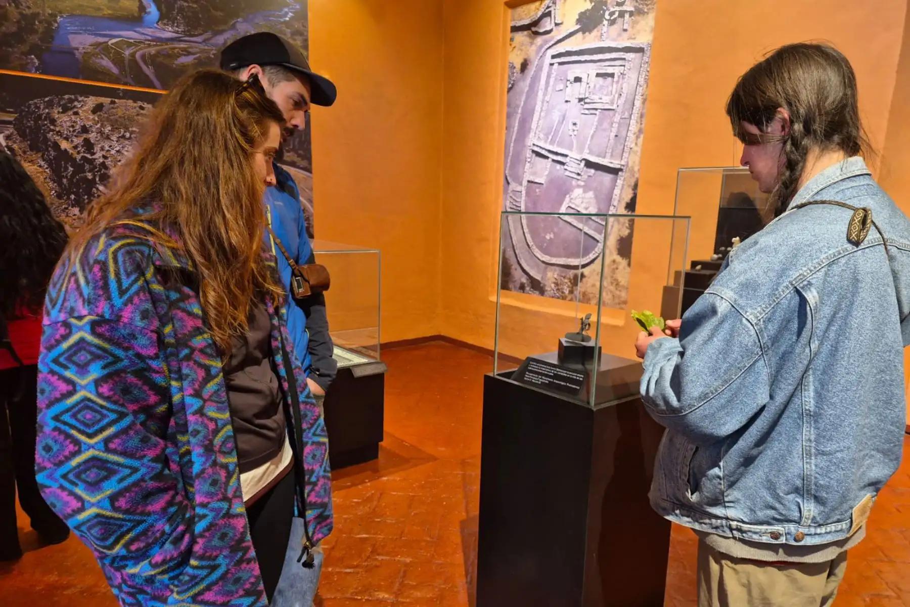 Cusqueños y turistas admiran los objetos líticos, cerámicos y metálicos hallados durante las investigaciones en el sitio arqueológico de T’aqrachullo, en una exposición temporal que se realiza en el museo de la Casa del Inca Garcilaso de La Vega, ubicado en el centro histórico de Cusco.
Foto: ANDINA/Percy Hurtado Santillán