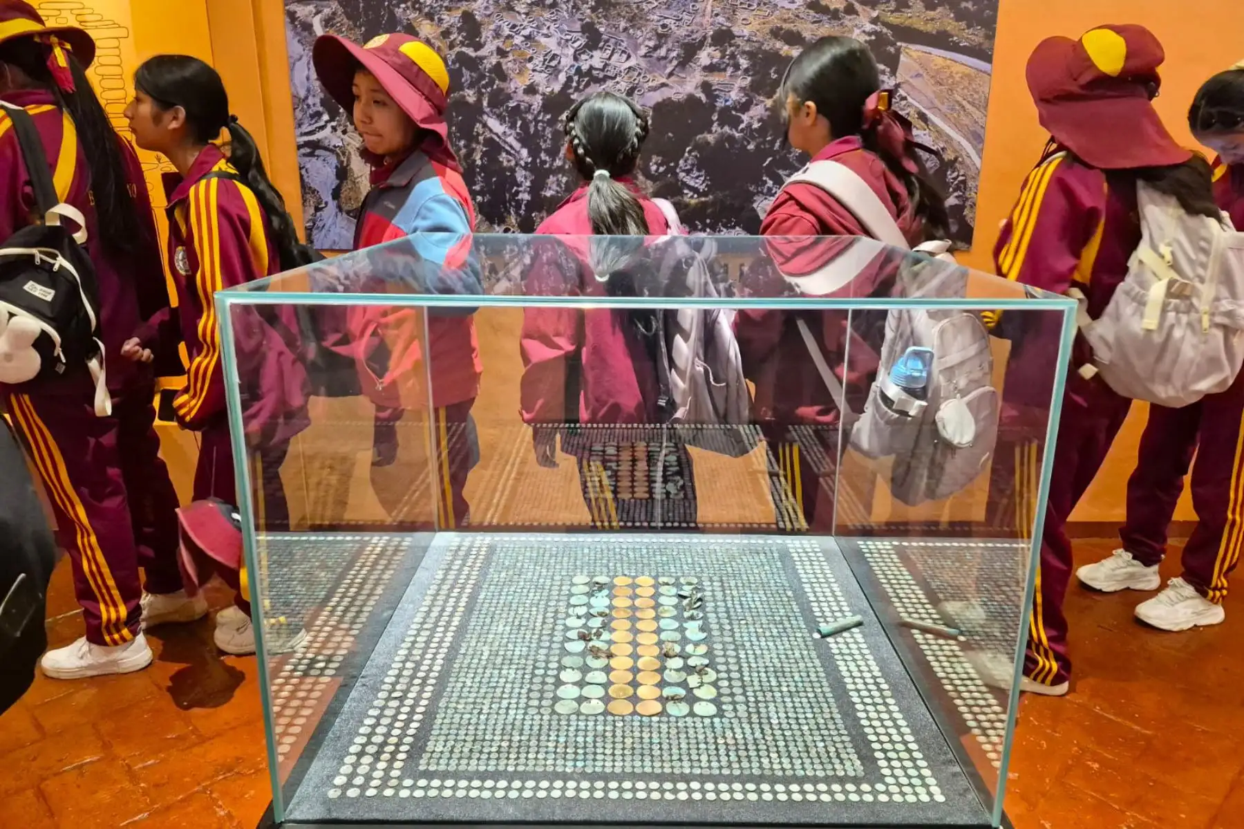 Cusqueños y turistas admiran los objetos líticos, cerámicos y metálicos hallados durante las investigaciones en el sitio arqueológico de T’aqrachullo, en una exposición temporal que se realiza en el museo de la Casa del Inca Garcilaso de La Vega, ubicado en el centro histórico de Cusco.
Foto: ANDINA/Percy Hurtado Santillán