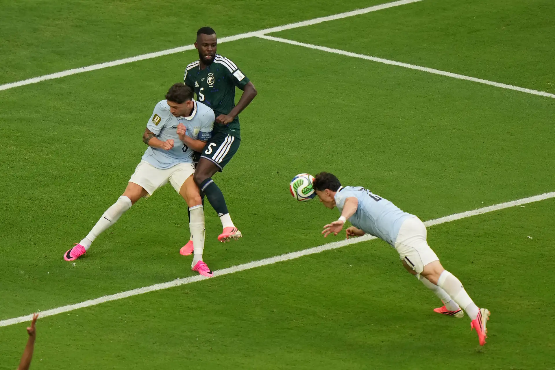 Federico Viñas de Uruguay remata este lunes, en un partido del grupo H de la Mundial FIFA 2026 entre Arabia Saudita y Uruguay en el estadio Hard Rock en Miami. Foto: ANDINA/ EFE