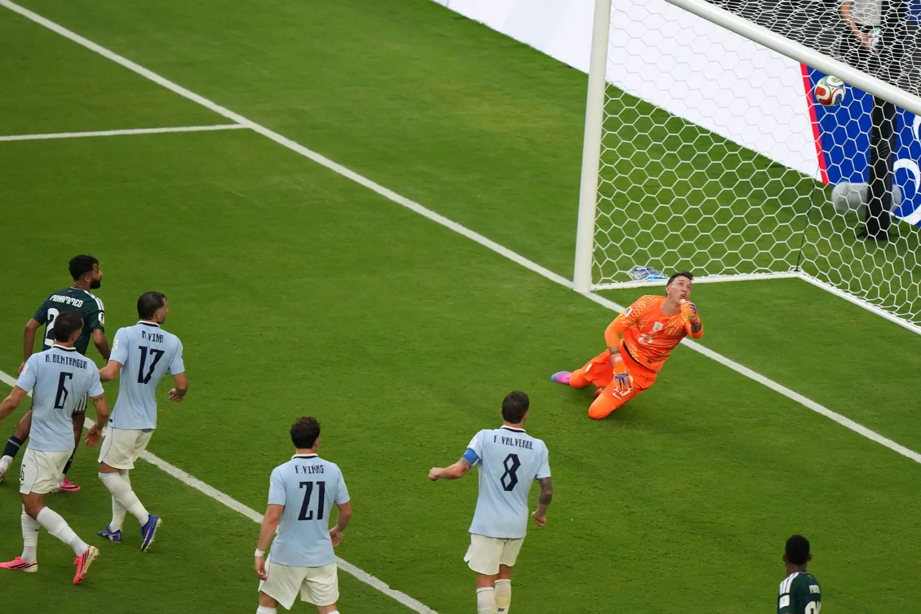 Fernando Muslera portero de Uruguay recibe un gol de Abdulelah Alamri de Arabia Saudita este lunes, en un partido del grupo H de la Mundial FIFA 2026 entre Arabia Saudita y Uruguay en el estadio Hard Rock en Miami. Foto: ANDINA/EFE