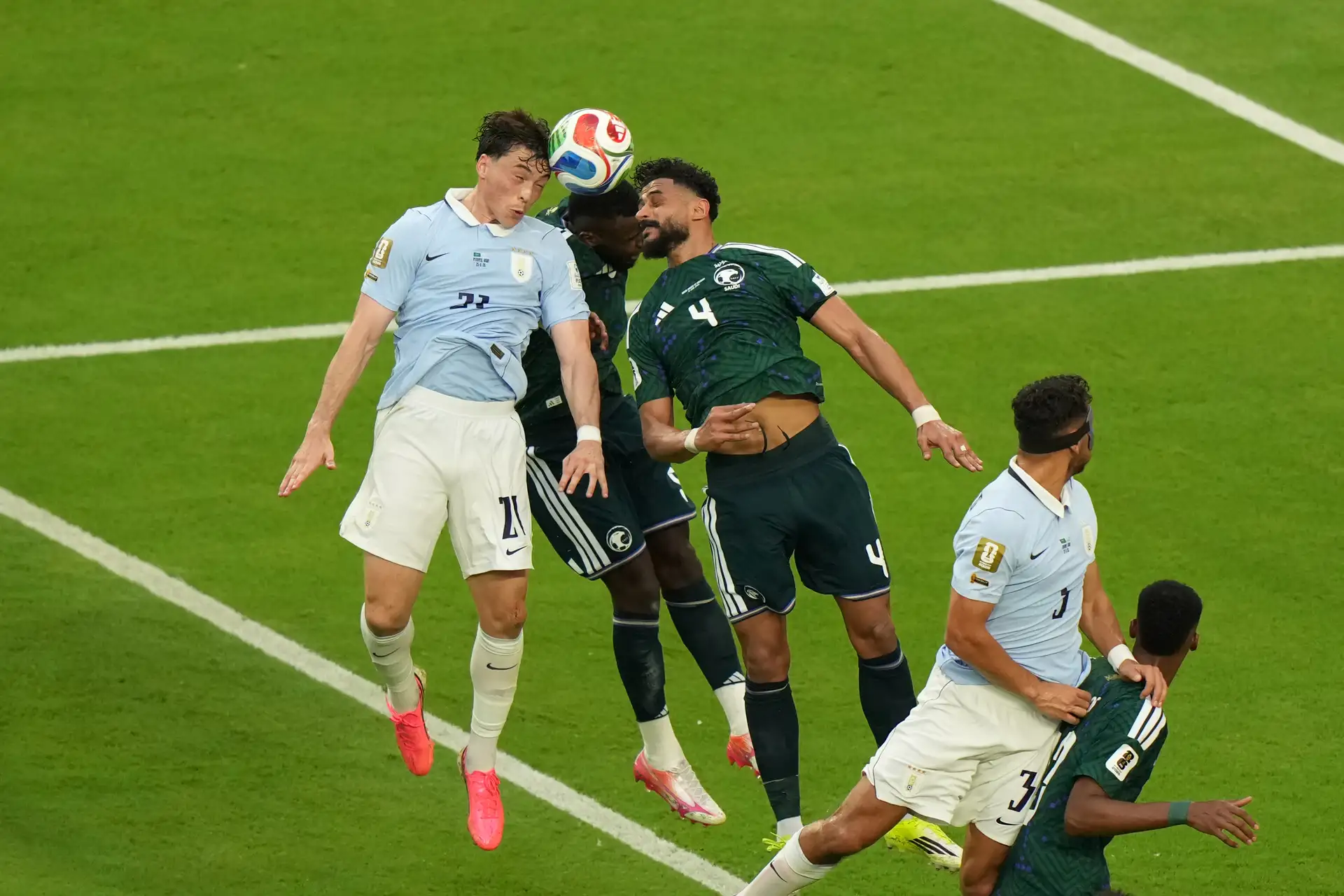 Abdulelah Alamri de Arabia Saudita disputa el balón con Federico Viñas de Uruguay este lunes, en un partido del grupo H de la Mundial FIFA 2026 entre Arabia Saudita y Uruguay en el estadio Hard Rock en Miami. Foto: ANDINA/ EFE