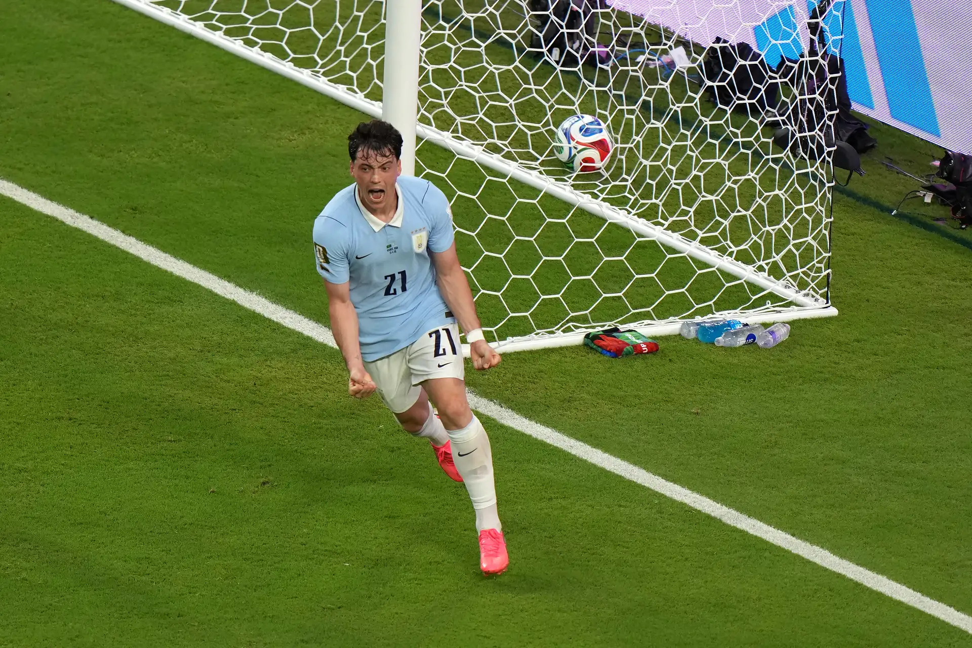 Federico Viñas de Uruguay celebra un gol de Maxi Araújo este lunes, en un partido del grupo H de la Mundial FIFA 2026 entre Arabia Saudita y Uruguay en el estadio Hard Rock en Miami. Foto: ANDINA/EFE