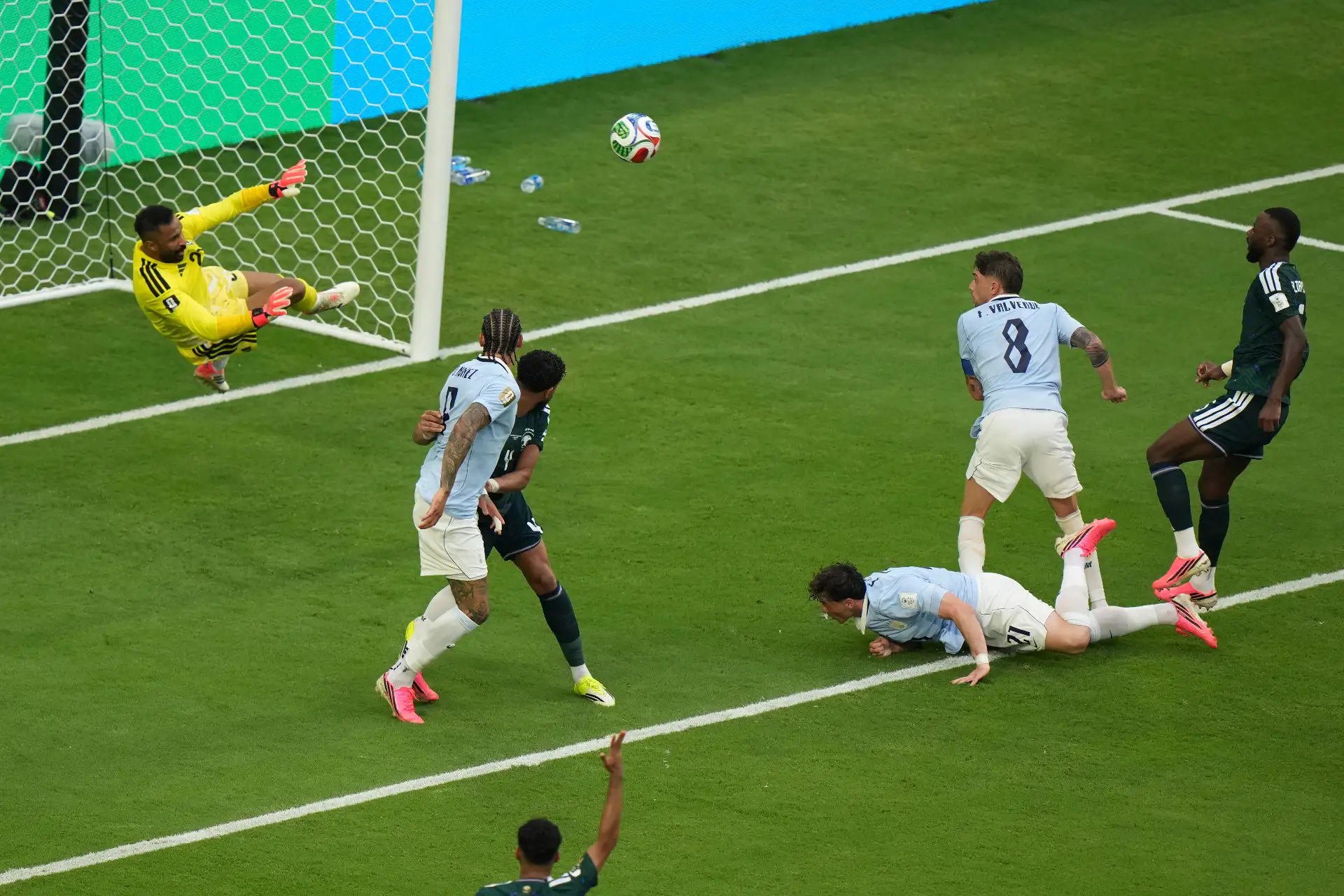 Federico Viñas (abajo) de Uruguay remata este lunes, en un partido del grupo H de la Mundial FIFA 2026 entre Arabia Saudita y Uruguay en el estadio Hard Rock en Miami. Foto: ANDINA/ EFE
