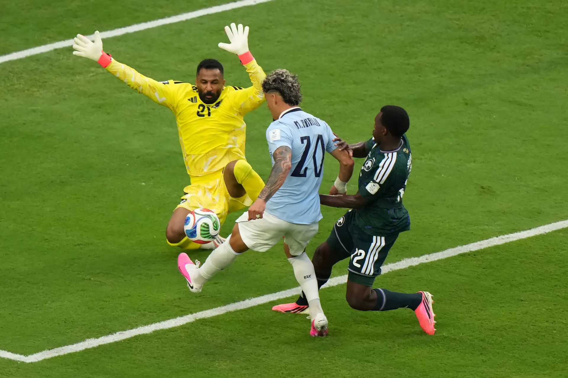 Mohammed Alowais de Arabia Saudita se enfrenta a Maxi Araújo de Uruguay este lunes, en un partido del grupo H de la Mundial FIFA 2026 entre Arabia Saudita y Uruguay en el estadio Hard Rock en Miami. Foto: ANDINA/ EFE