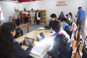 En la biblioteca, equipada con computadoras y tabletas, los estudiantes dialogaron con la ministra María Esther Cuadros y destacaron el aporte de la conectividad en sus aprendizajes.