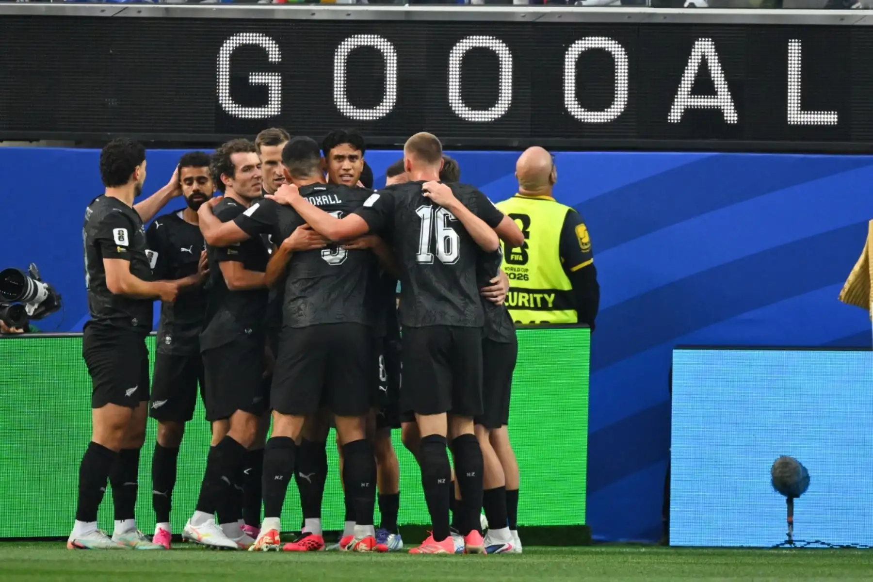El delantero neozelandés Elijah Just, celebra con sus compañeros tras marcar el primer gol de su equipo durante el partido de fútbol del Grupo G de la Copa Mundial de 2026 entre Irán y Nueva Zelanda. Foto: AFP