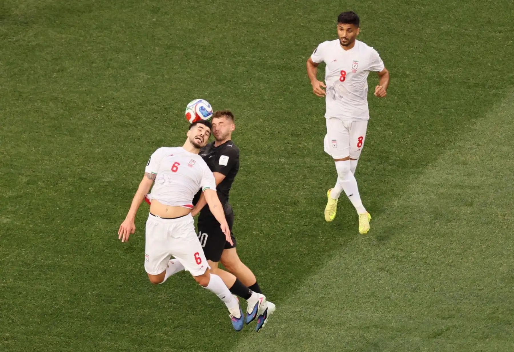 El centrocampista iraní, Saeid Ezatolahi, y el delantero neozelandés , Callum McCowatt, luchan por el balón ante el centrocampista iraní número 08, Mohammad Mohebbi, durante el partido de fútbol del Grupo G de la Copa Mundial 2026 entre Irán y Nueva Zelanda. AFP