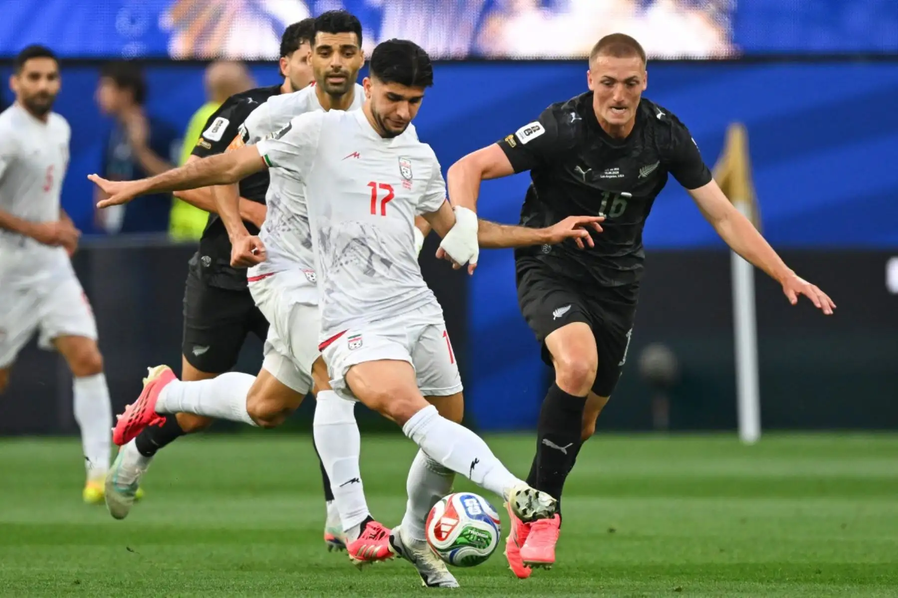 El centrocampista iraní Arya Yousefi  y el defensa neozelandés Finn Surman  luchan por el balón durante el partido de fútbol del Grupo G de la Copa Mundial de 2026 entre Irán y Nueva Zelanda. AFP