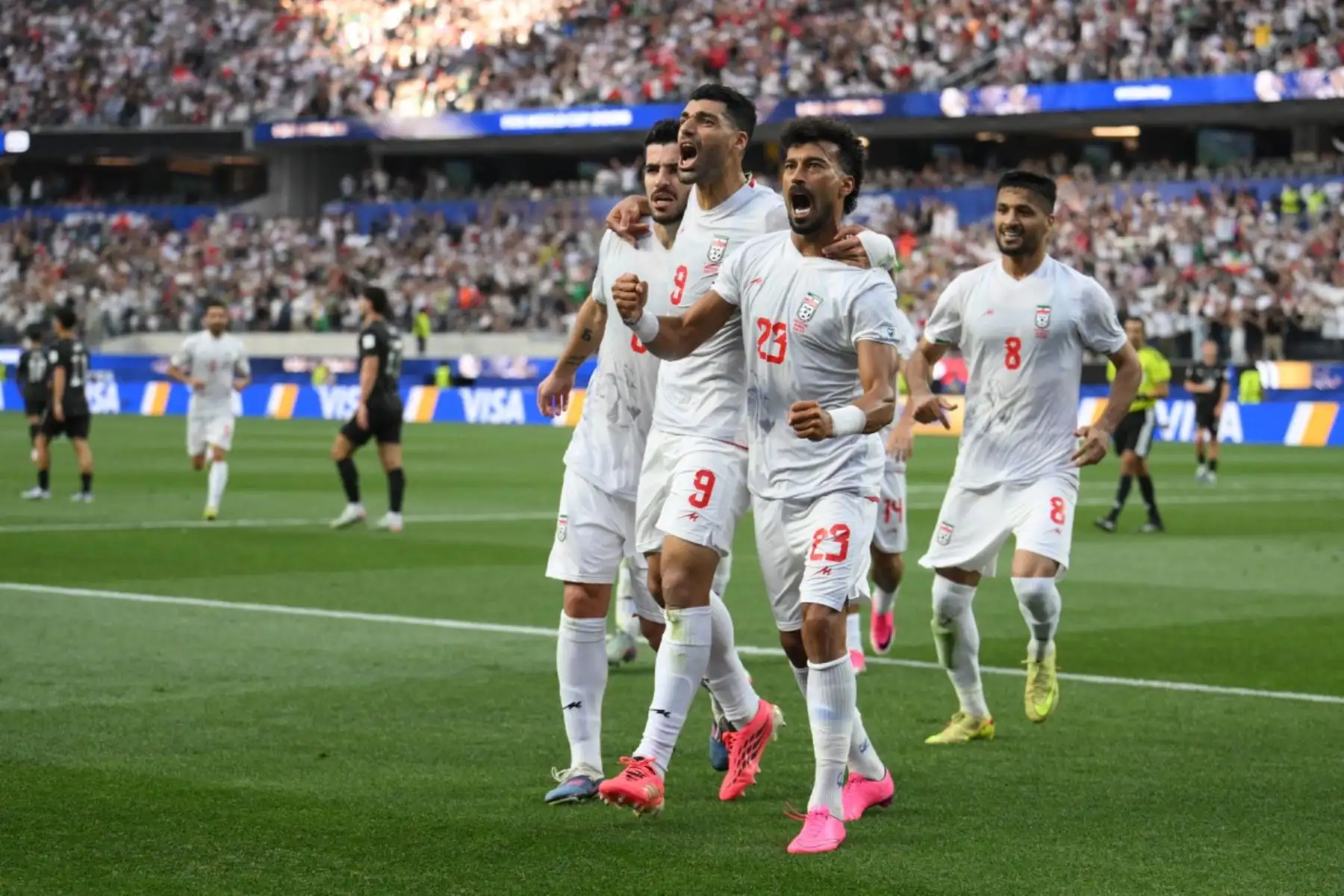 El defensa iraní  Ramin Rezaeian, celebra con sus compañeros tras marcar el primer gol de su equipo durante el partido de fútbol del Grupo G de la Copa Mundial de 2026 entre Irán y Nueva Zelanda. AFP