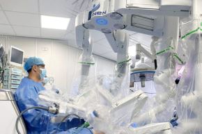 La cirugía logró completarse en solo 80 minutos, y el paciente recibió el alta médica a las 24 horas. Además, el resultado anatomopatológico confirmó una evolución favorable y, a la fecha, no presenta evidencia de enfermedad. 