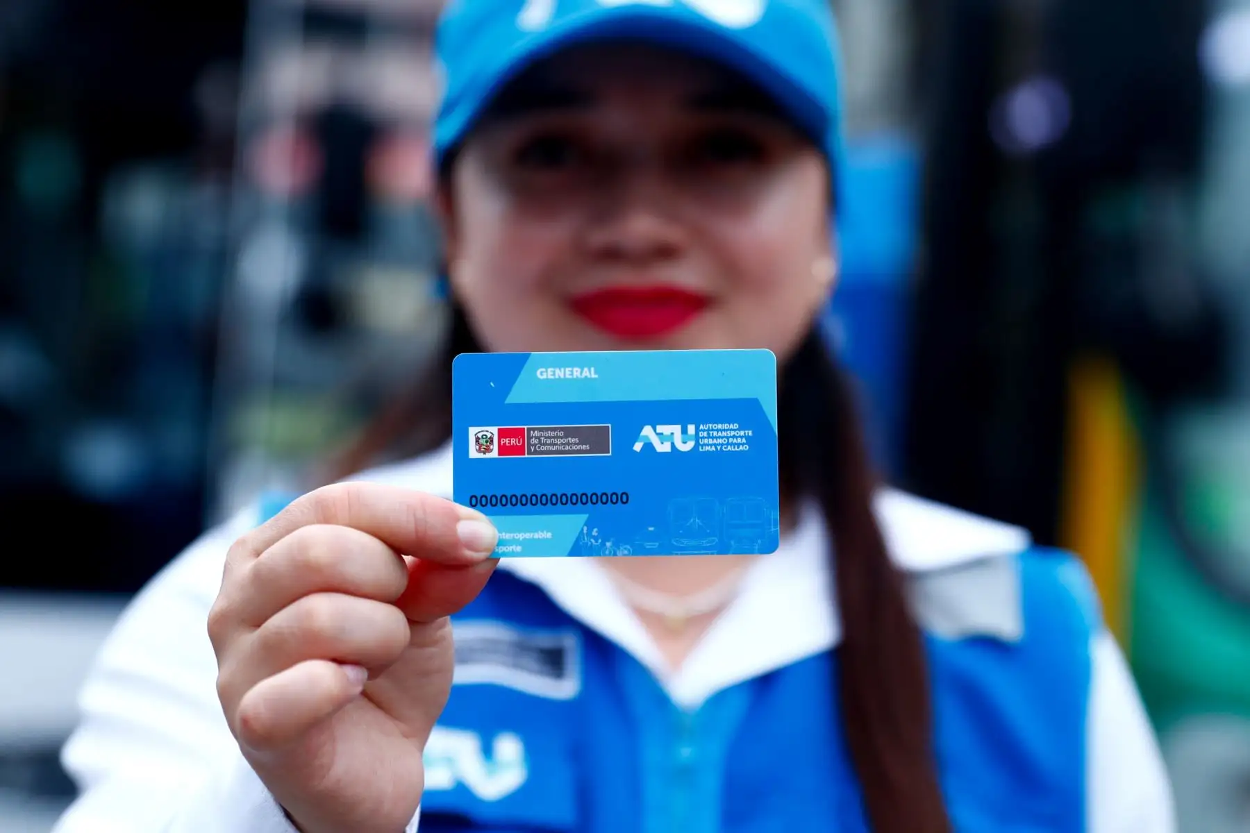 La ATU presentó la nueva Tarjeta Interoperable de Transporte que empezará a funcionar a partir de agosto de 2026 en diversas líneas de transporte público, incluidos los buses del Urbanito y Aerodirecto. Se tiene previsto que a partir de diciembre se podrán pagar los pasajes de las líneas 1 y 2 del Metro, del Metropolitano y los Corredores Complementarios con esta tarjeta. Foto: ANDINA/Daniel Bracamonte